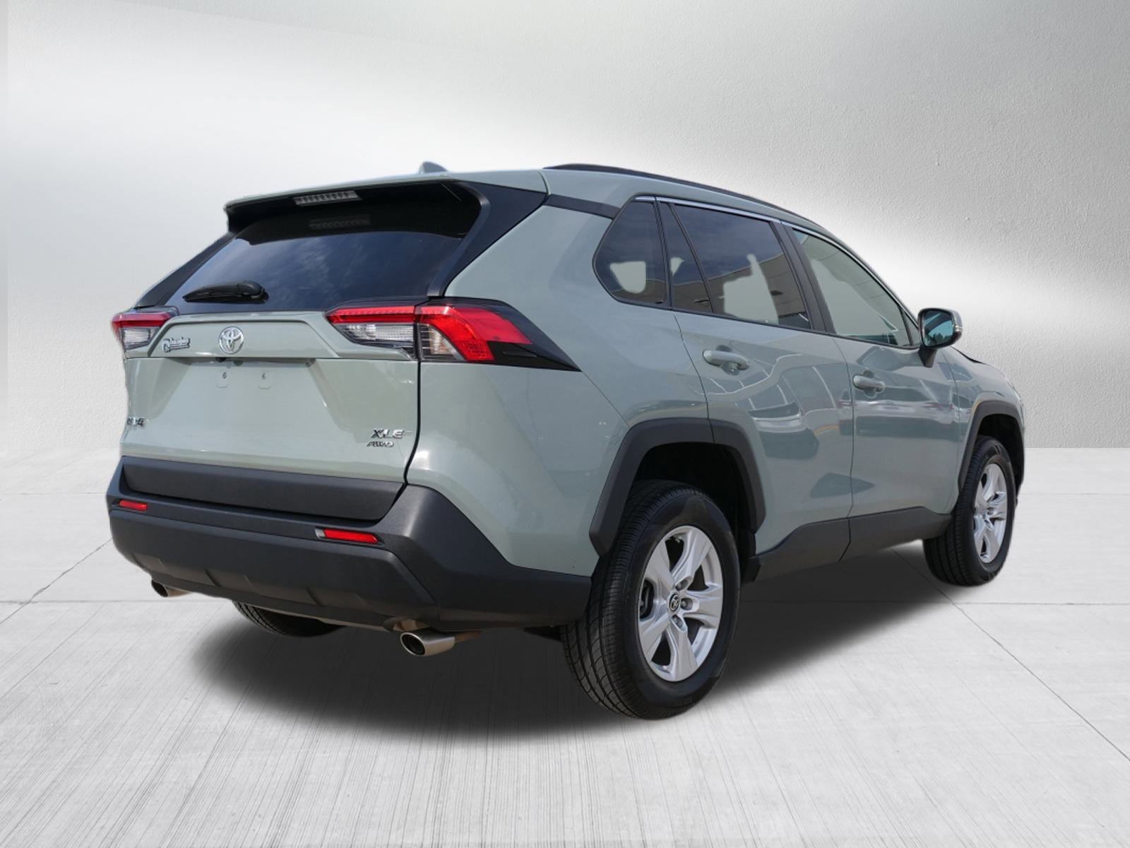 2021 Toyota RAV4 XLE photo 3