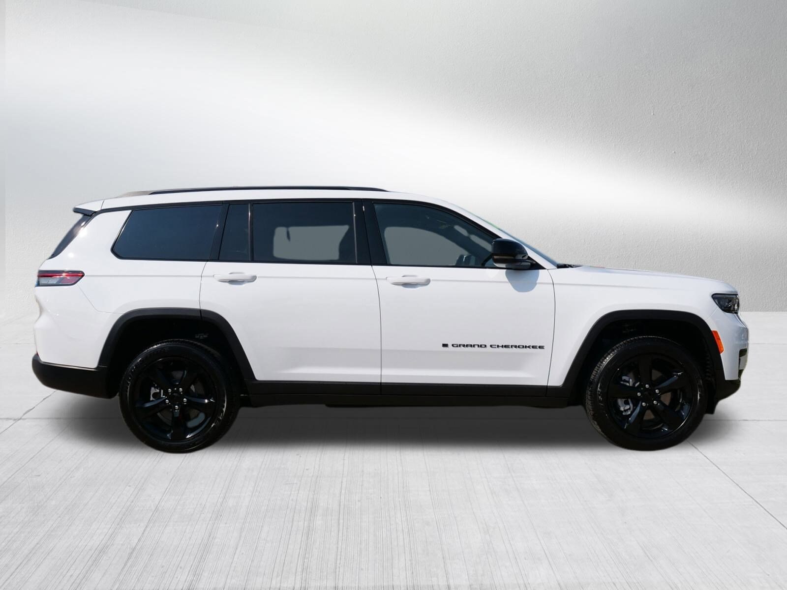 2025 Jeep Grand Cherokee Altitude photo 2