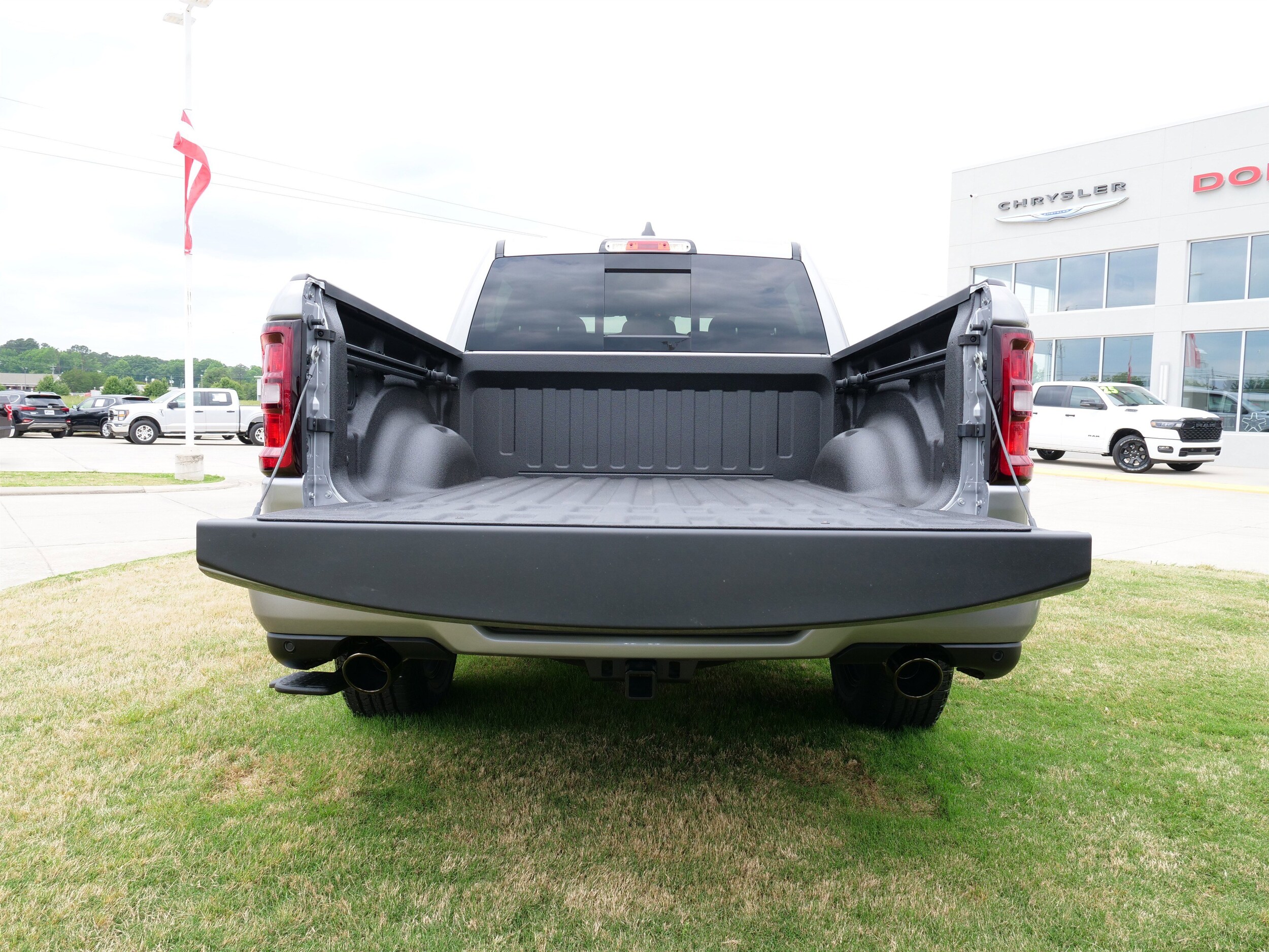 2025 Ram 1500 Tradesman photo 4