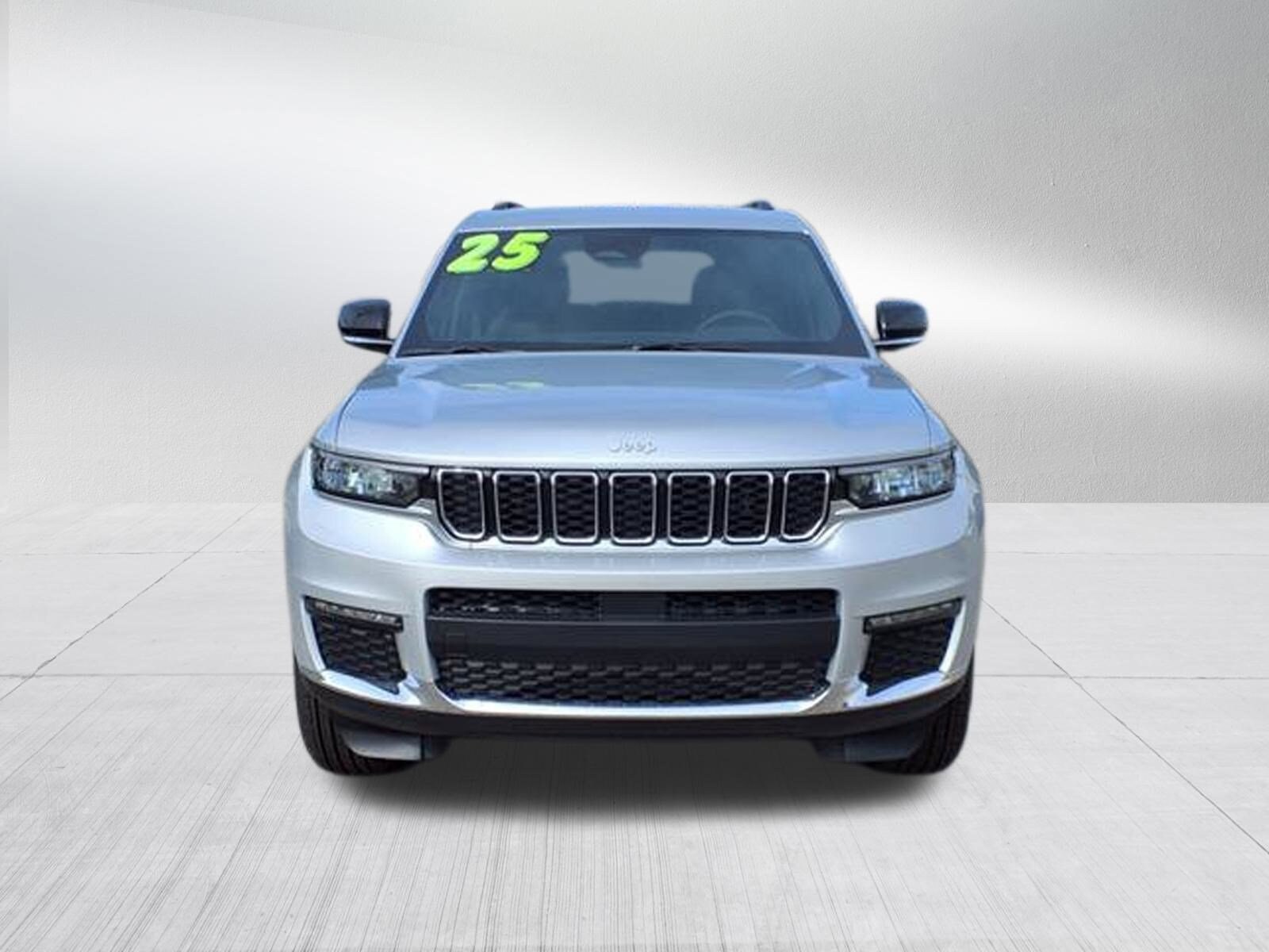 2025 Jeep Grand Cherokee Limited photo 3