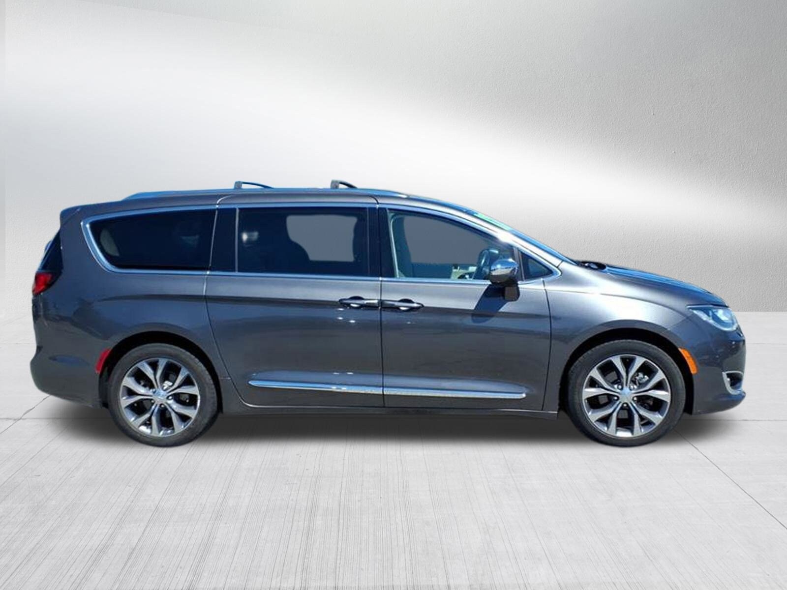 2017 Chrysler Pacifica Limited photo 3