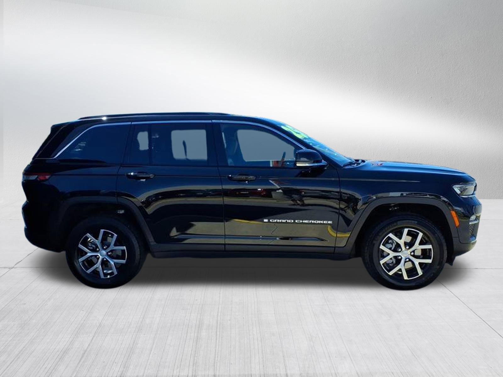2025 Jeep Grand Cherokee Limited photo 3