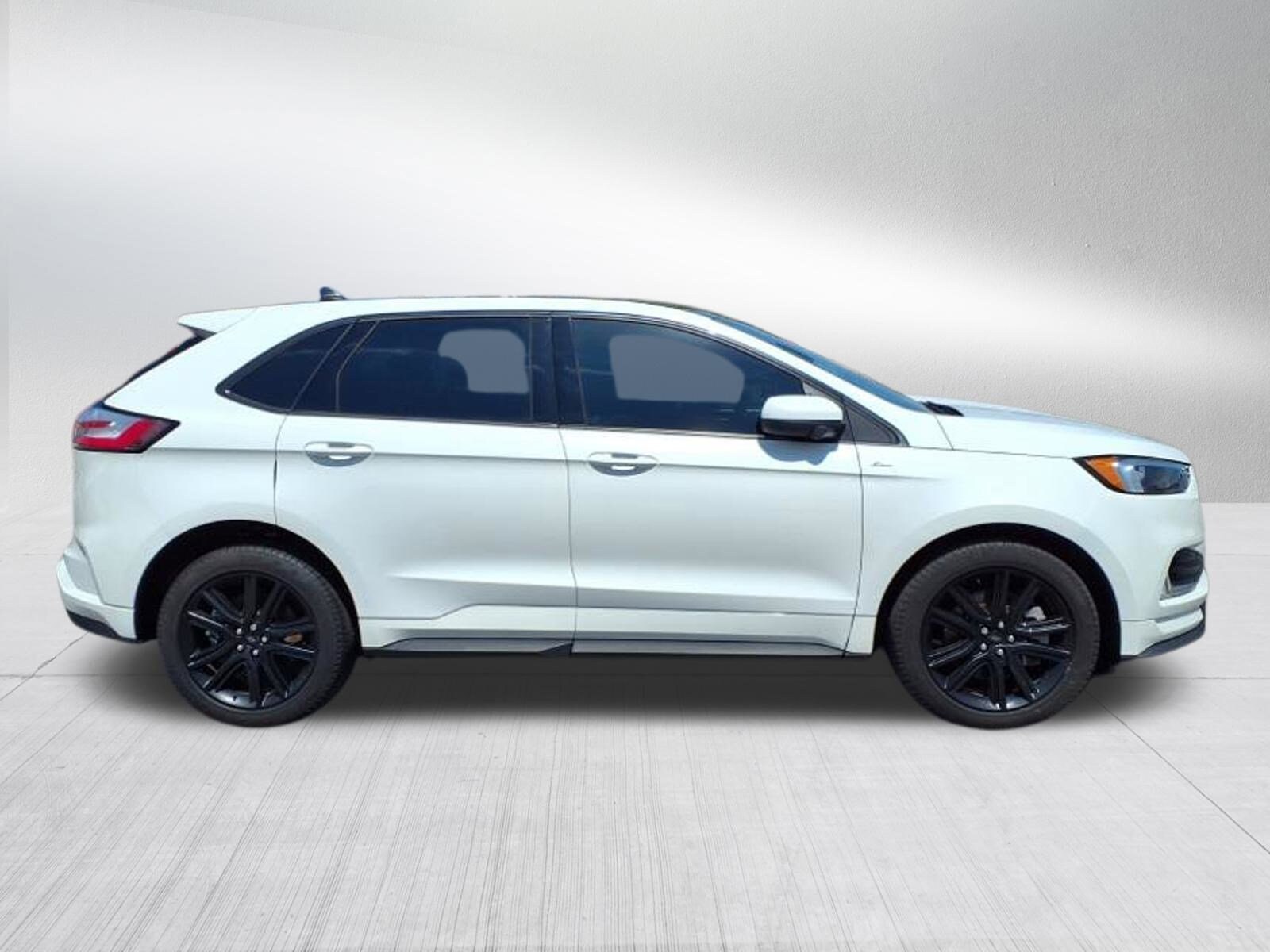 2022 Ford Edge ST photo 3