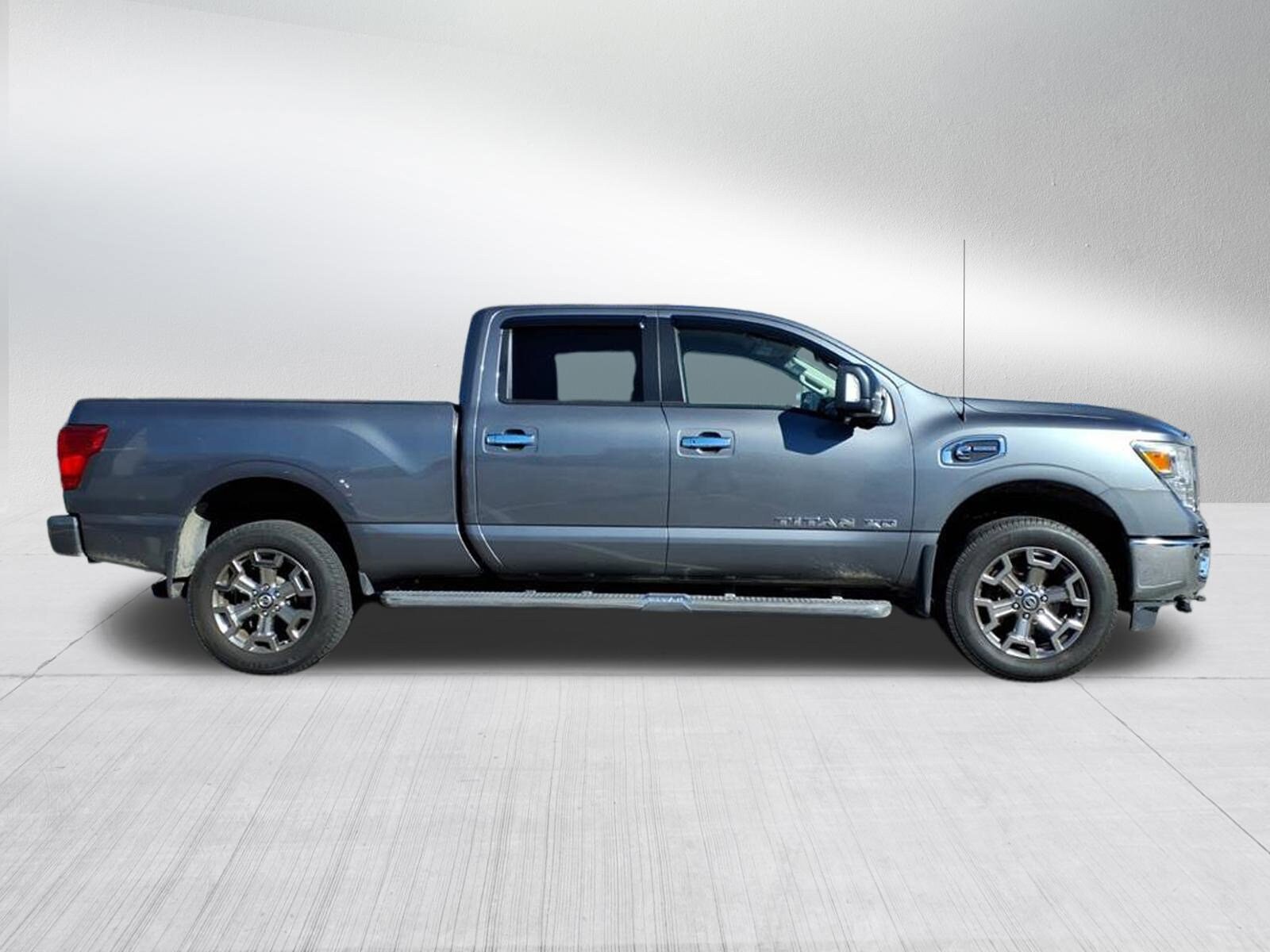 2017 Nissan Titan SV photo 3