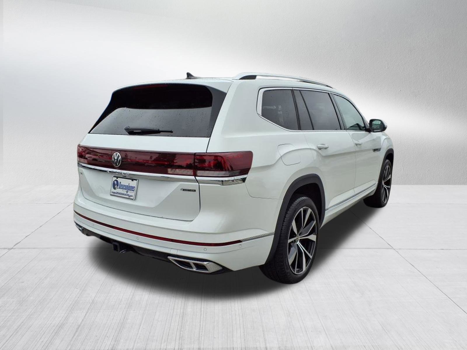 2024 Volkswagen Atlas SEL Premium R-Line photo 2