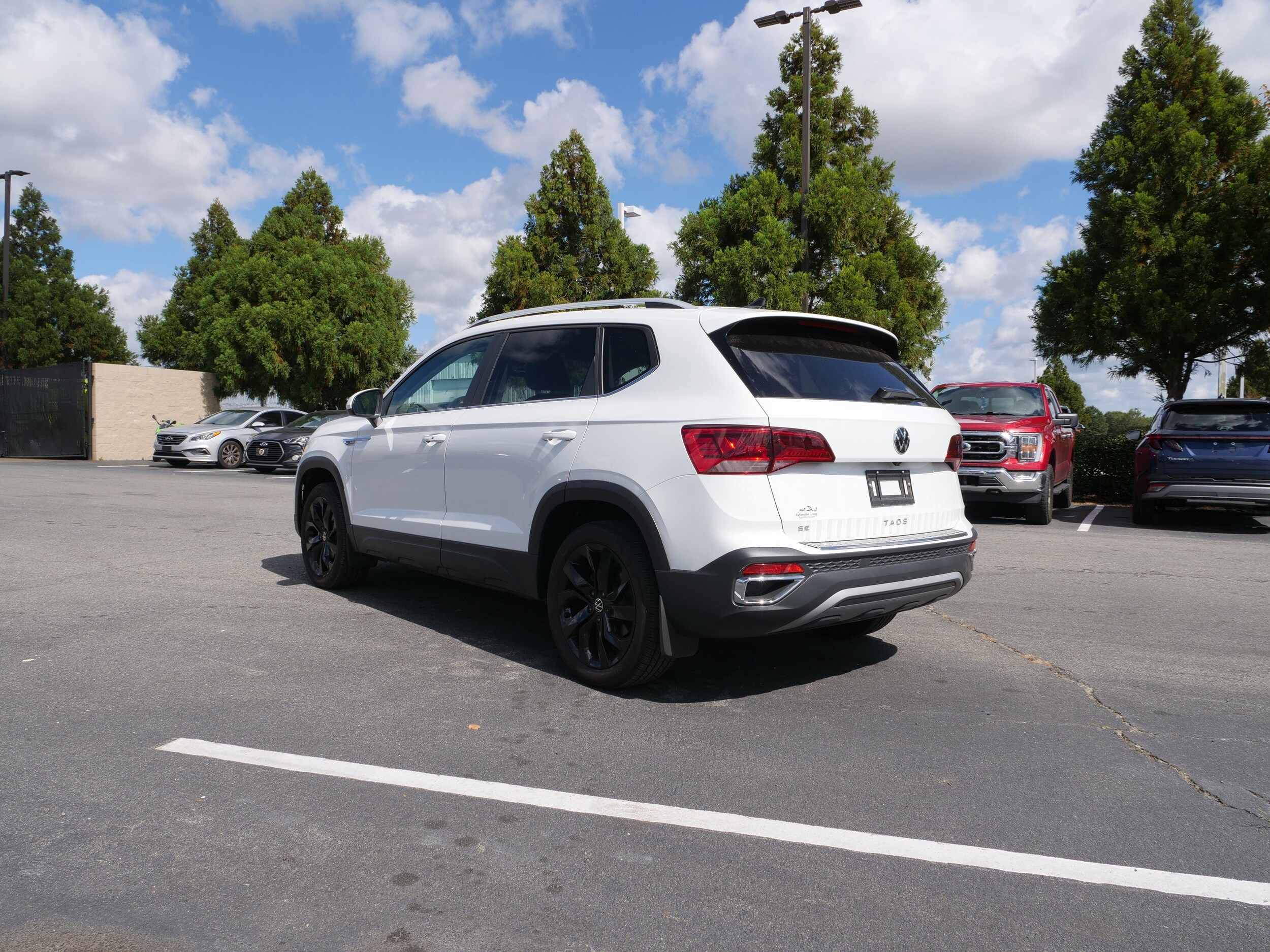 2023 Volkswagen Taos SE photo 4