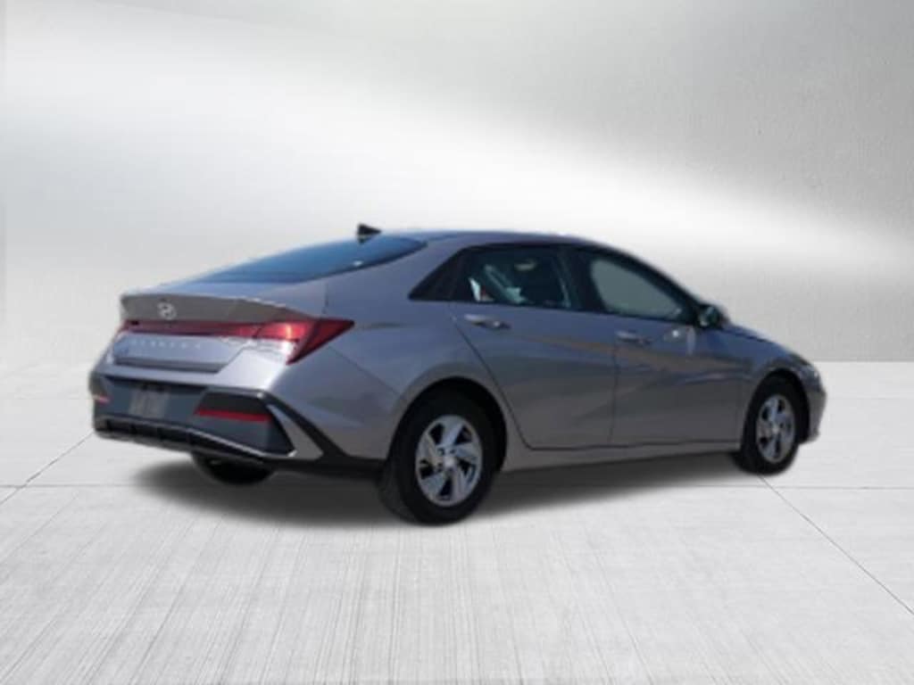 Used 2024 Hyundai Elantra SE Sedan