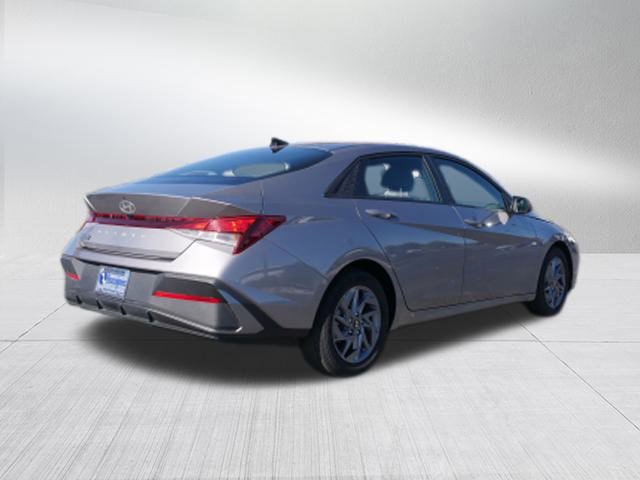 2024 Hyundai Elantra SEL photo 2