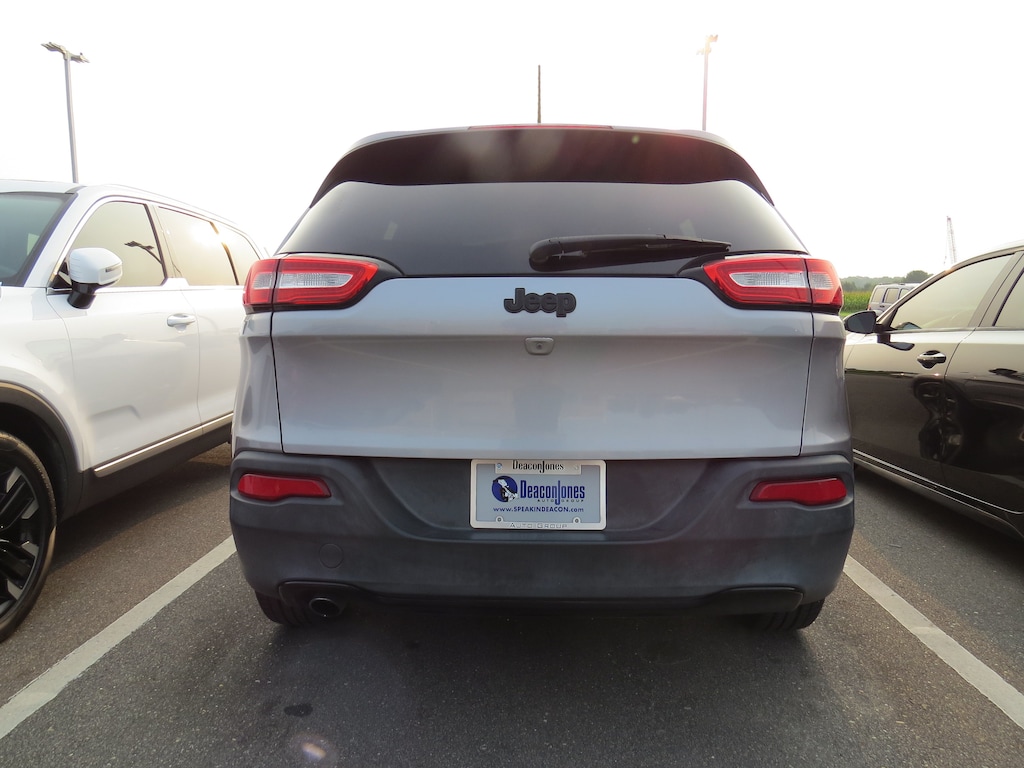 Used 2018 Jeep Cherokee Latitude FWD SUV