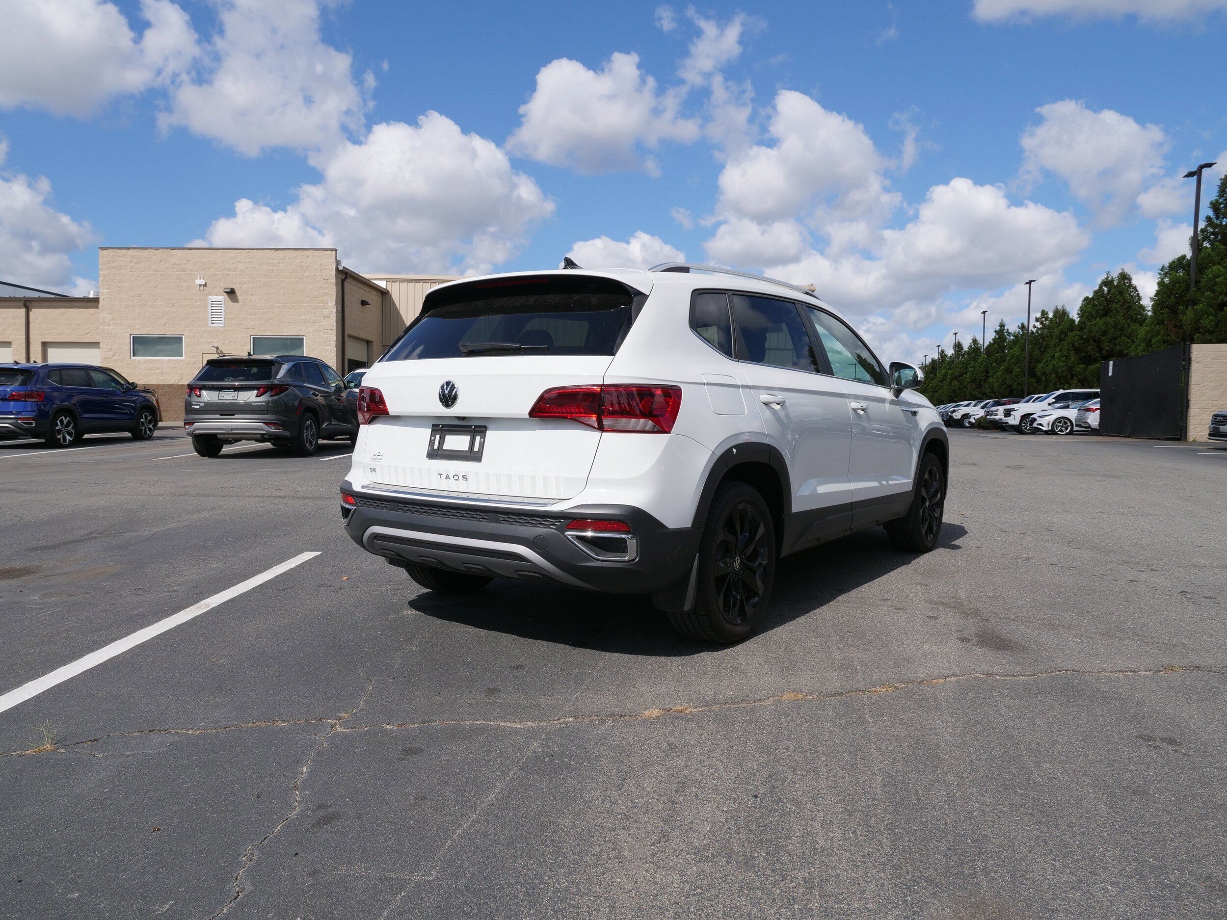 2023 Volkswagen Taos SE photo 2