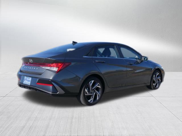 2024 Hyundai Elantra SEL Convenience photo 2