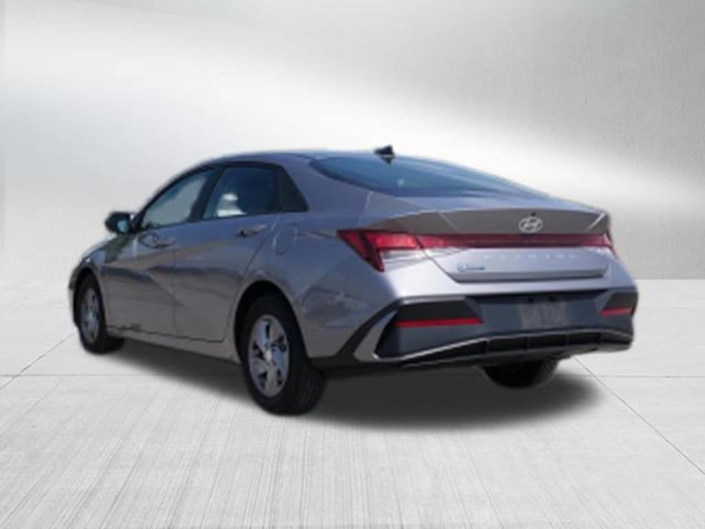 Used 2024 Hyundai Elantra SE Sedan