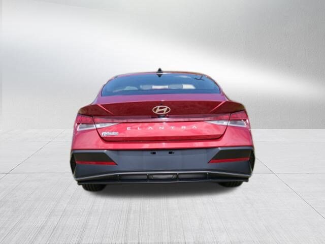 2024 Hyundai Elantra SEL Convenience photo 3