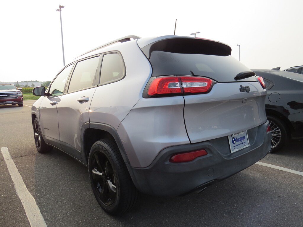 Used 2018 Jeep Cherokee Latitude FWD SUV