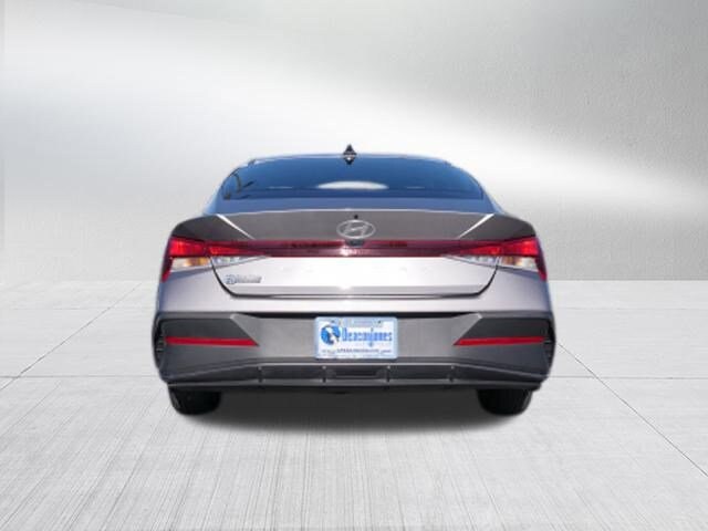 2024 Hyundai Elantra SEL photo 3