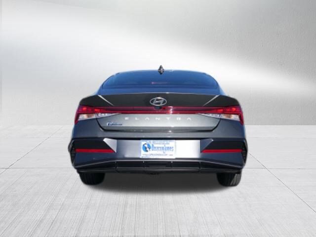 2024 Hyundai Elantra SEL Convenience photo 3