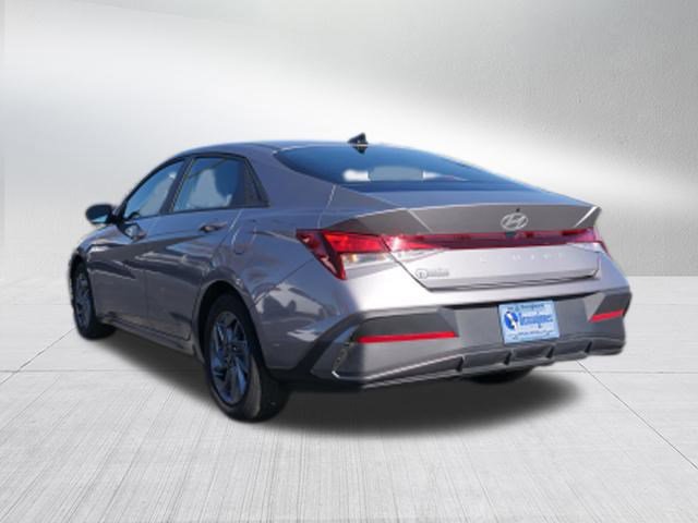 2024 Hyundai Elantra SEL photo 4