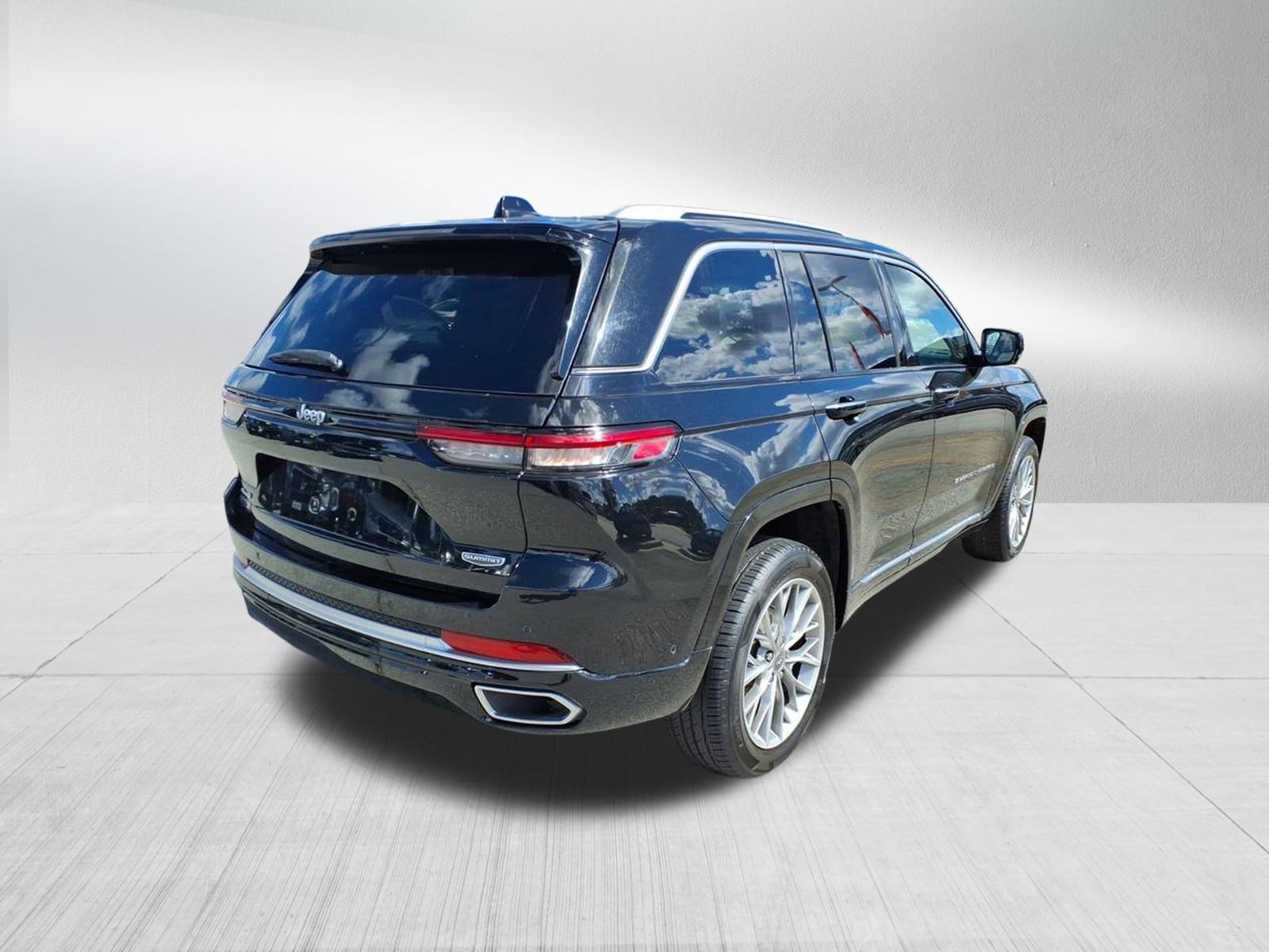 2022 Jeep Grand Cherokee Summit photo 2