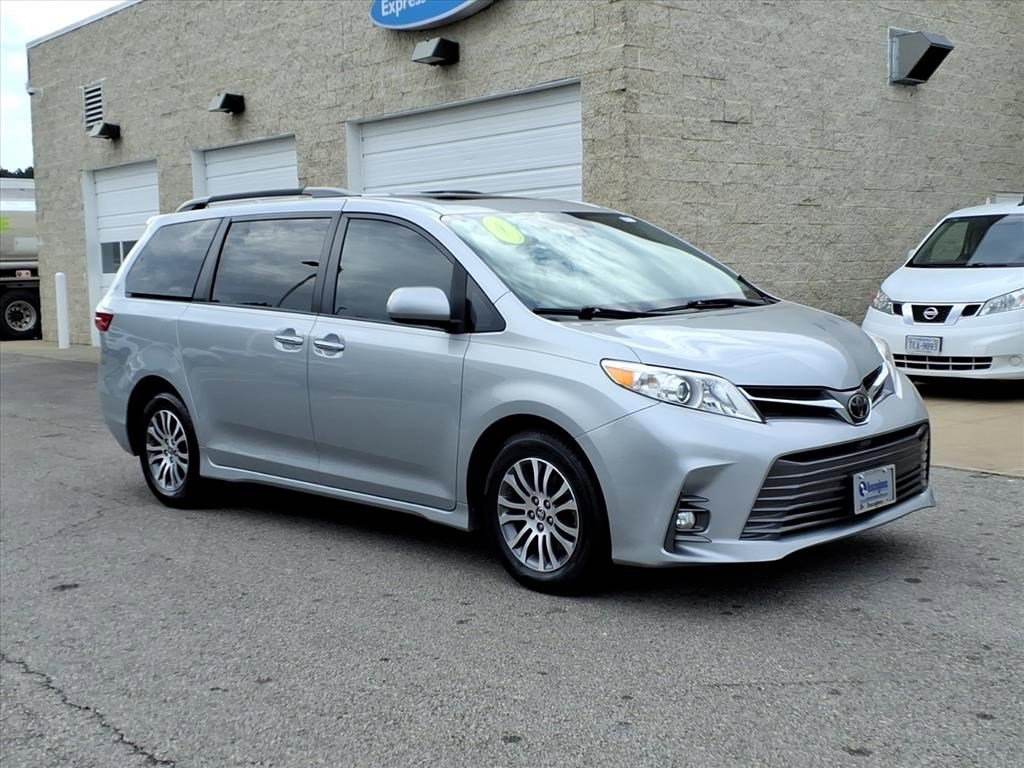2020 Toyota Sienna photo 2