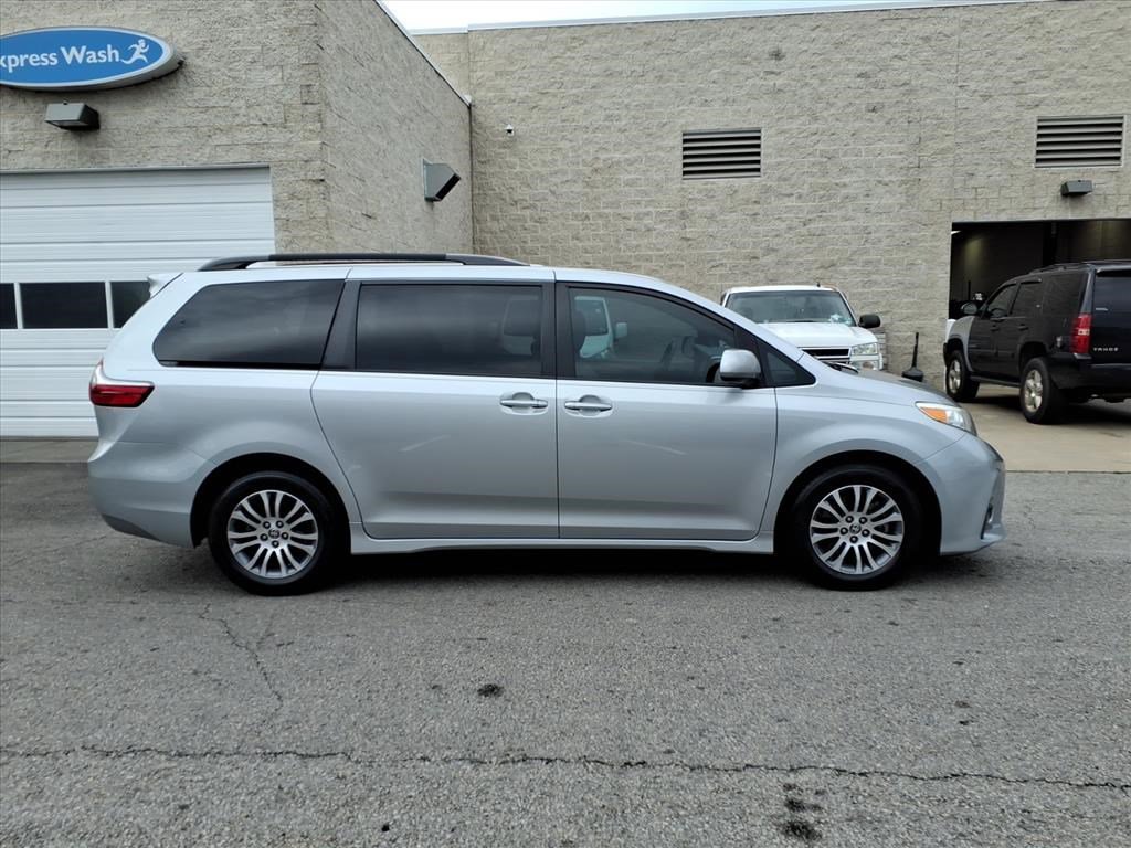 2020 Toyota Sienna photo 3
