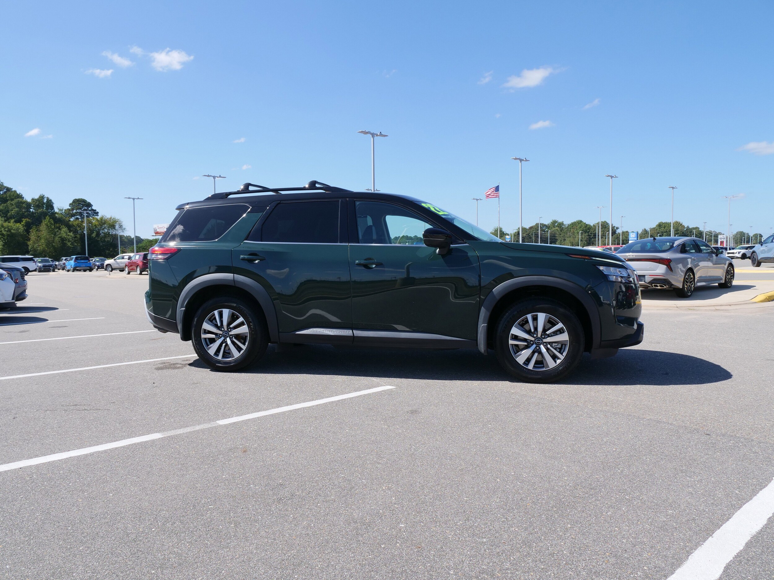 2022 Nissan Pathfinder SL photo 2