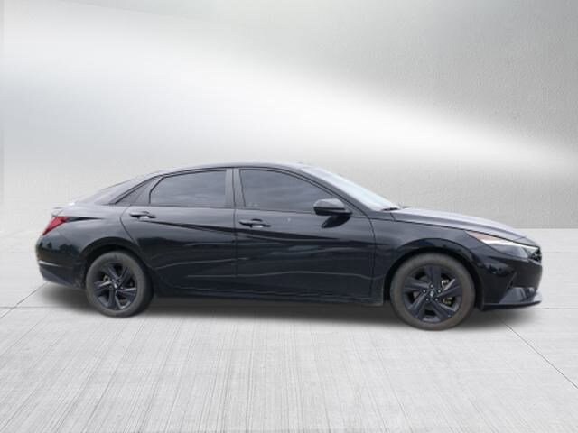 2023 Hyundai Elantra SEL photo 2