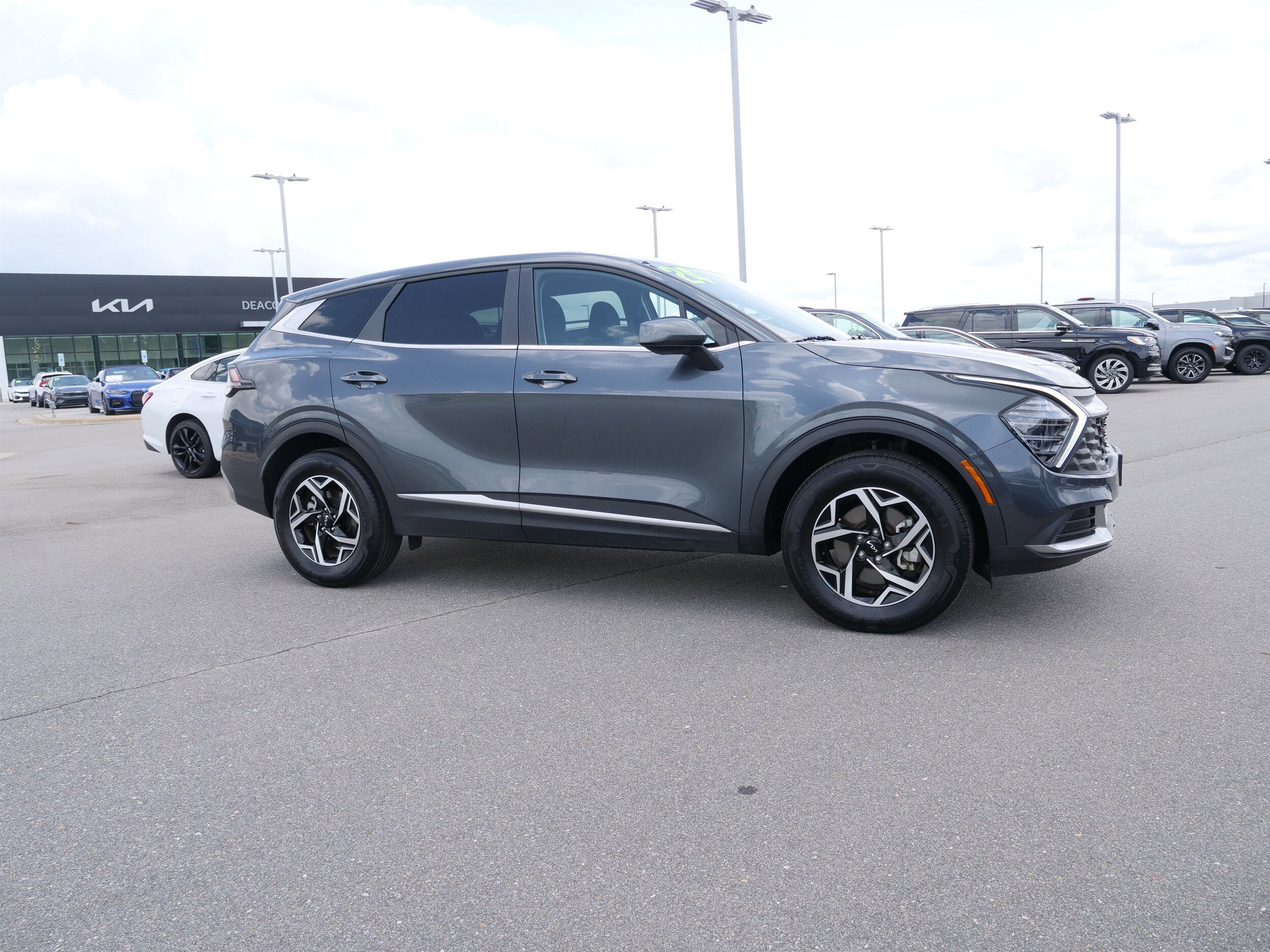 2024 Kia Sportage LX photo 2