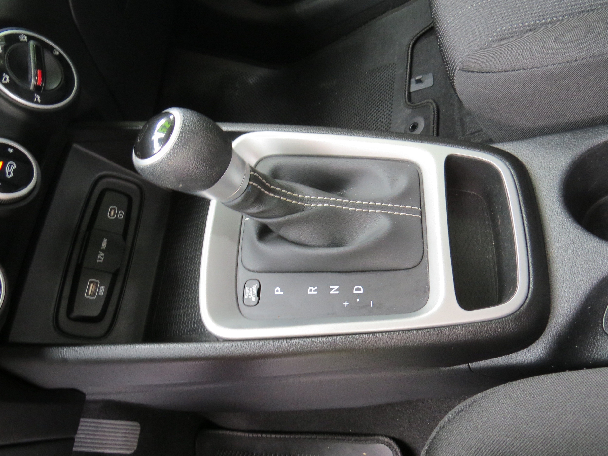 2025 Hyundai Venue SE - Photo 15