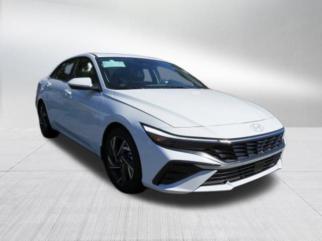 2025 Hyundai Elantra SEL Convenience photo 2