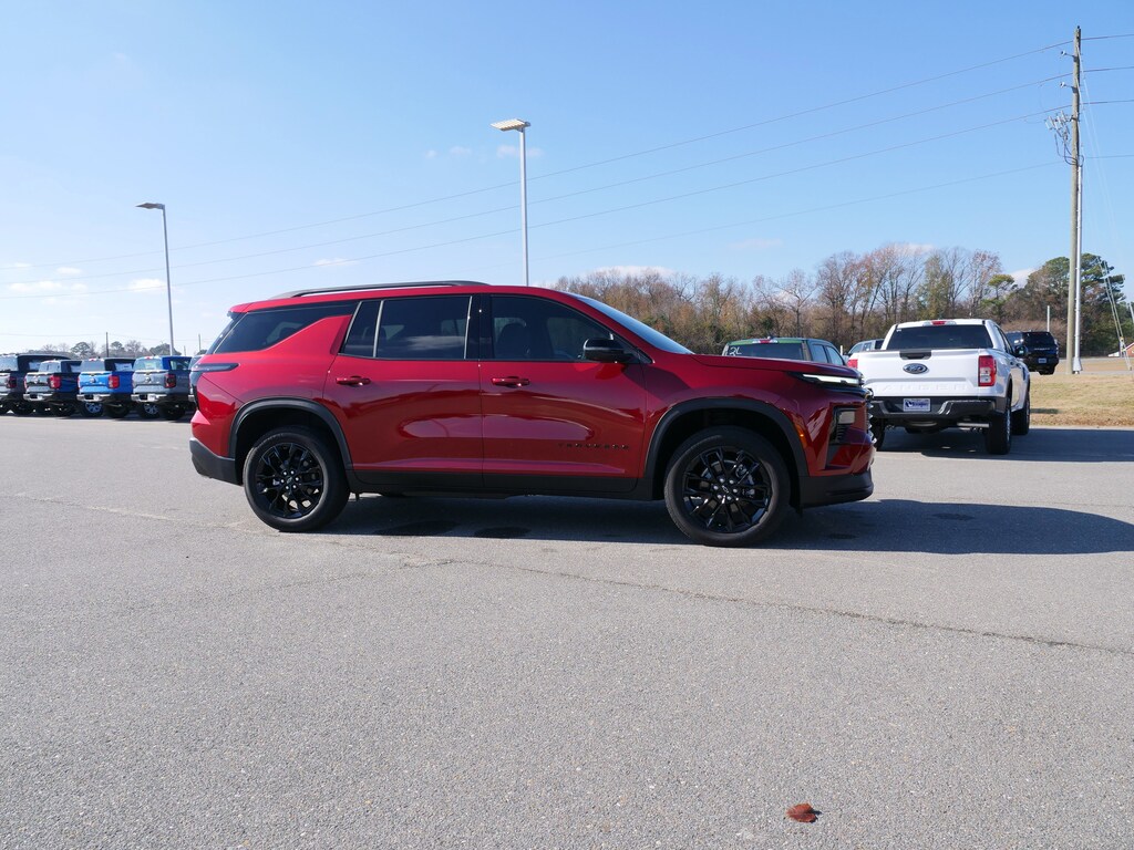 Used 2025 Chevrolet Traverse LT SUV