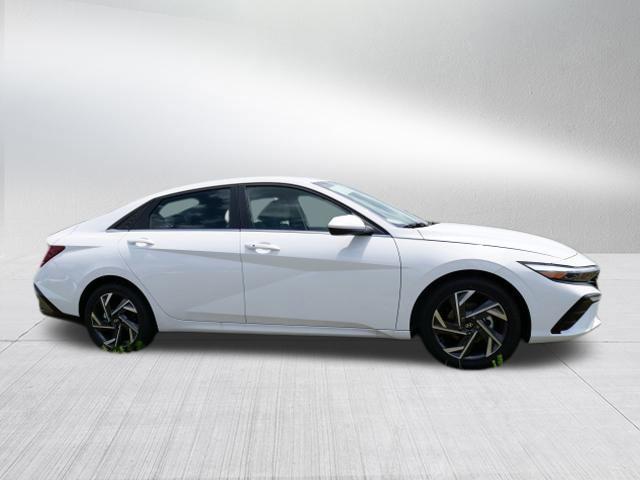2025 Hyundai Elantra SEL Convenience photo 2