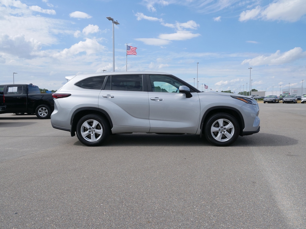 Used 2024 Toyota Highlander LE SUV