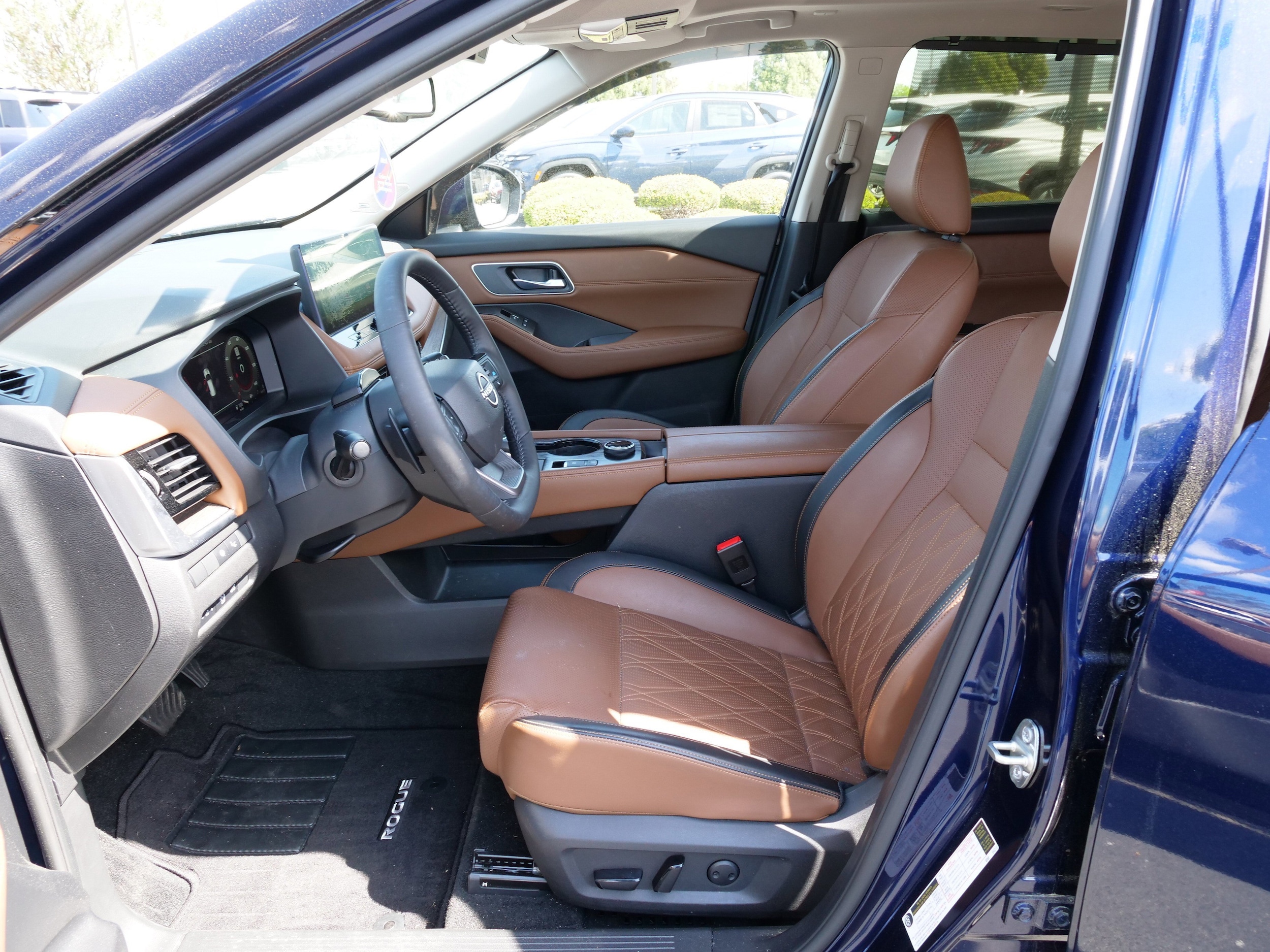 2025 Nissan Rogue Platinum - Photo 16