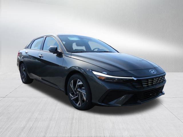 2025 Hyundai Elantra SEL Sport photo 2