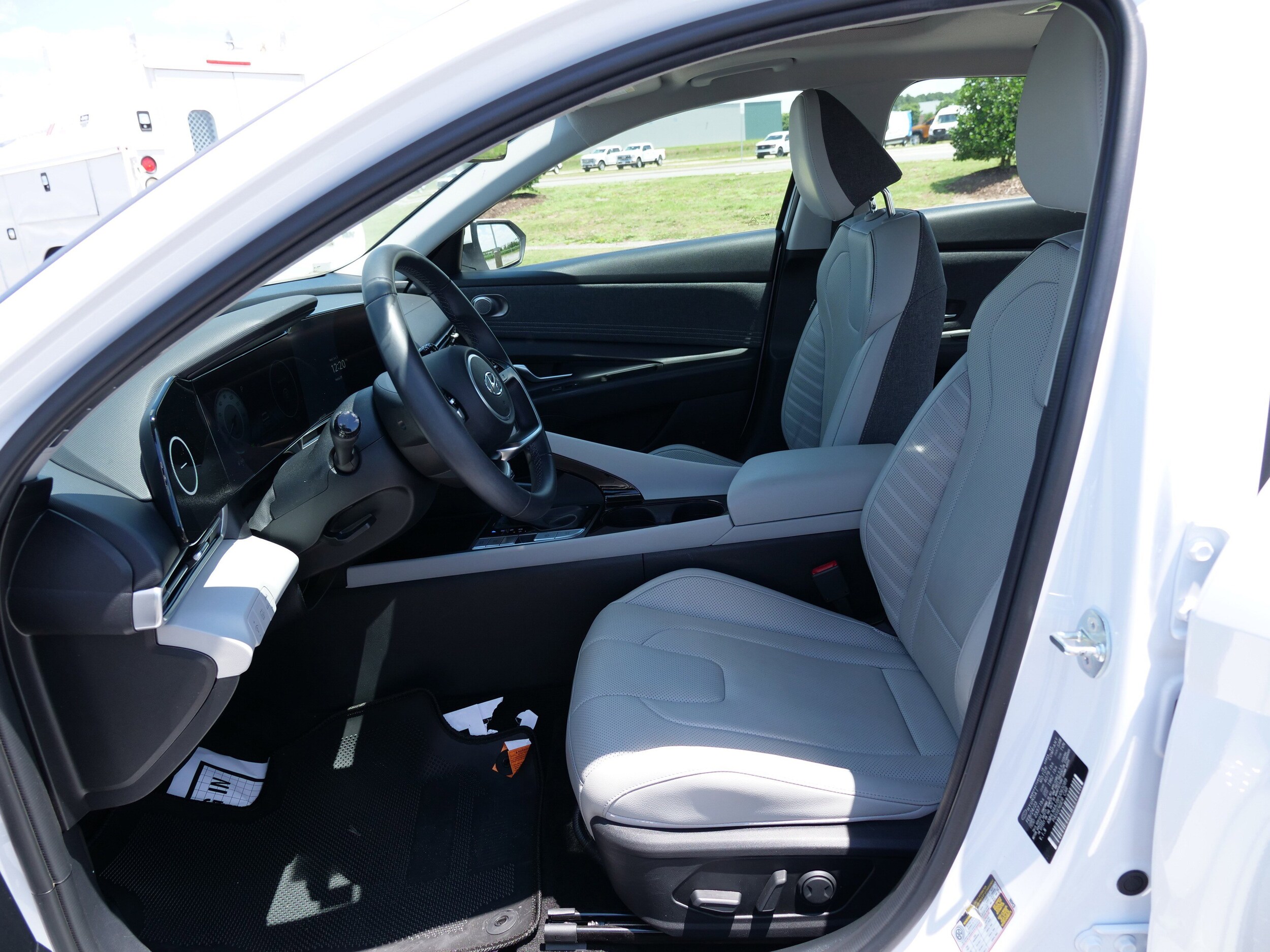 2023 Hyundai Elantra Limited - Photo 14