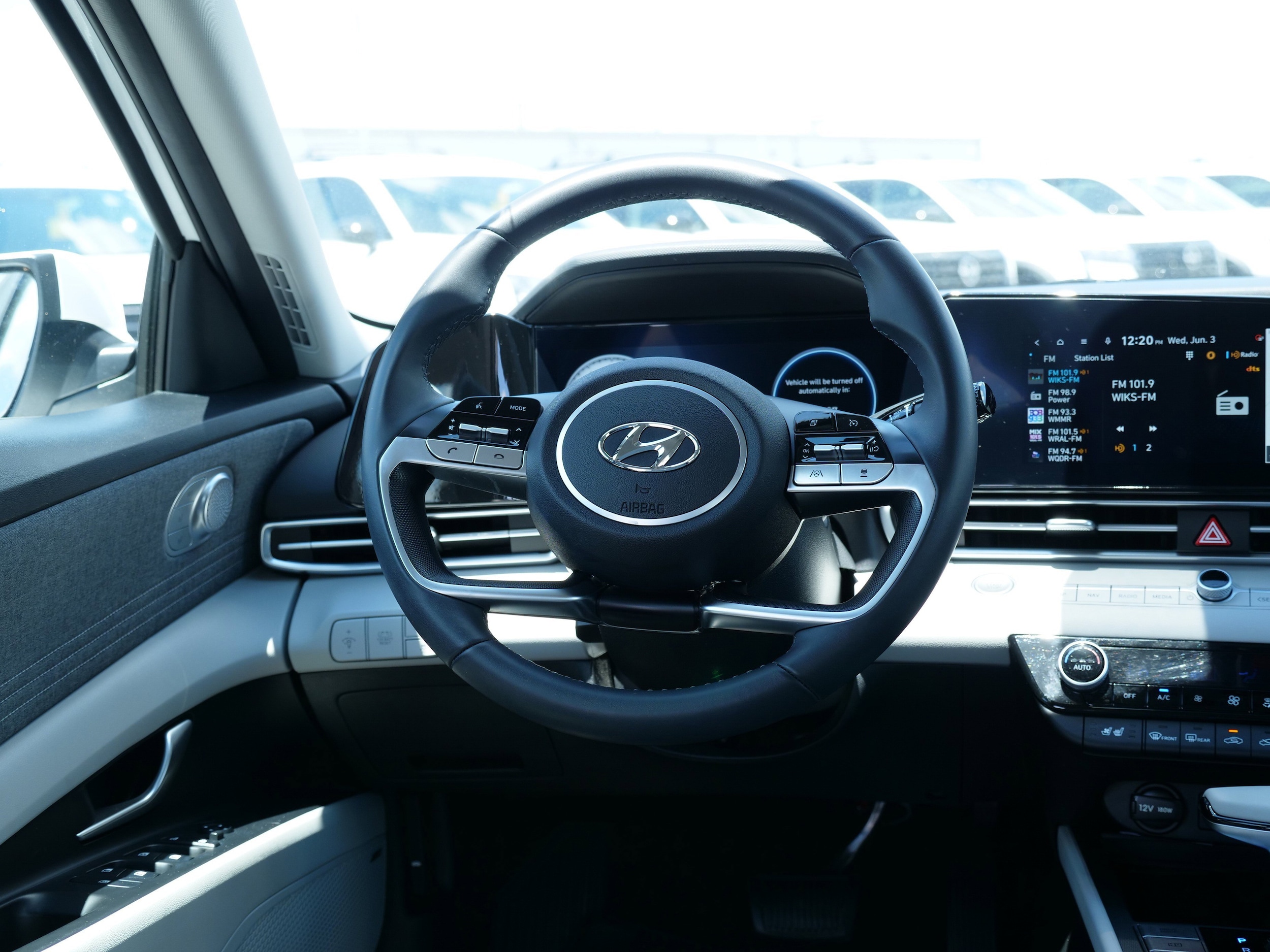 2023 Hyundai Elantra Limited - Photo 19