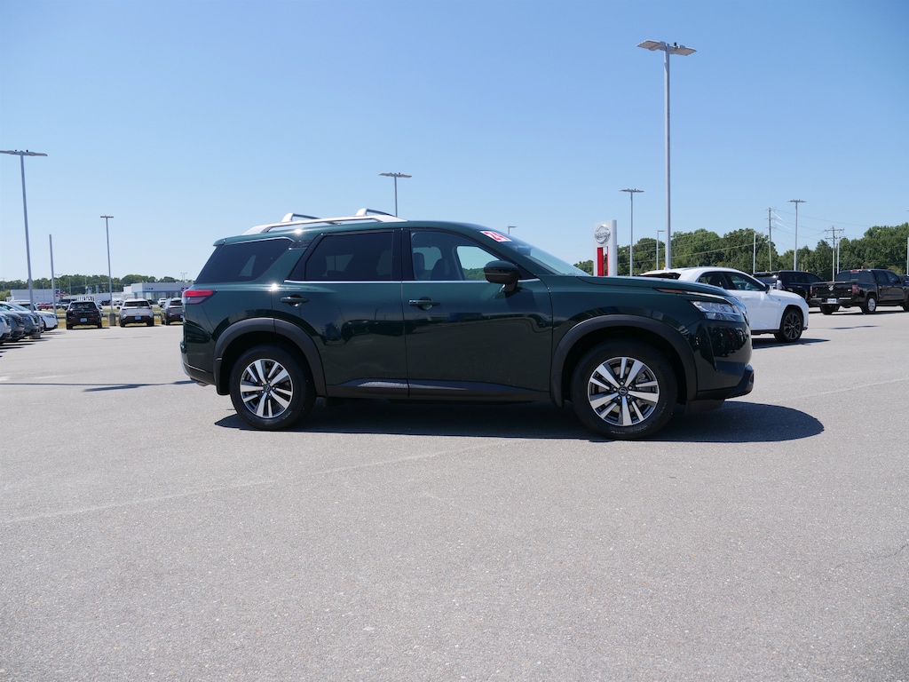 Used 2024 Nissan Pathfinder SL SUV