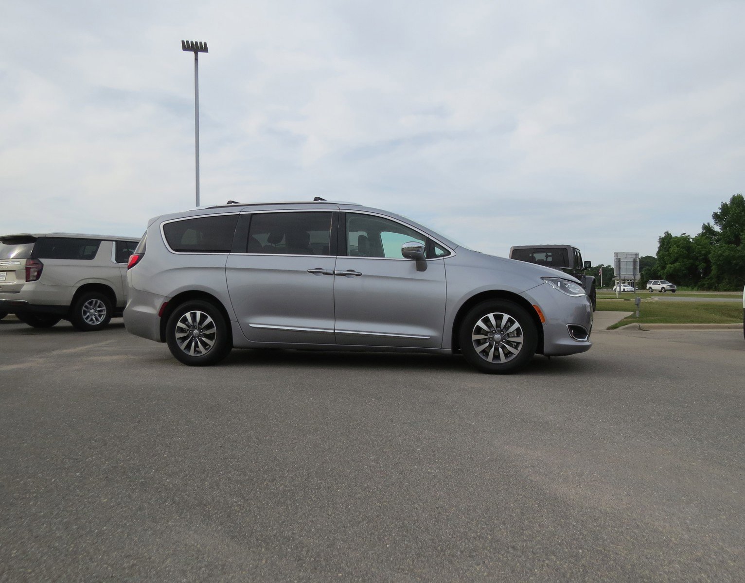 2020 Chrysler Pacifica Hybrid Limited photo 2