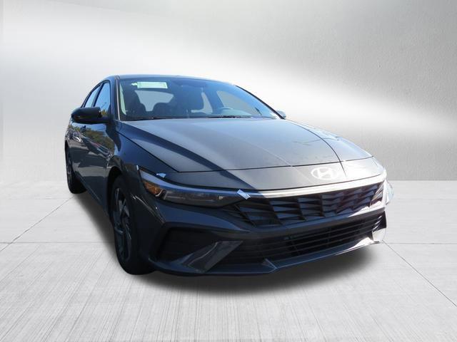 2025 Hyundai Elantra SEL Sport photo 2