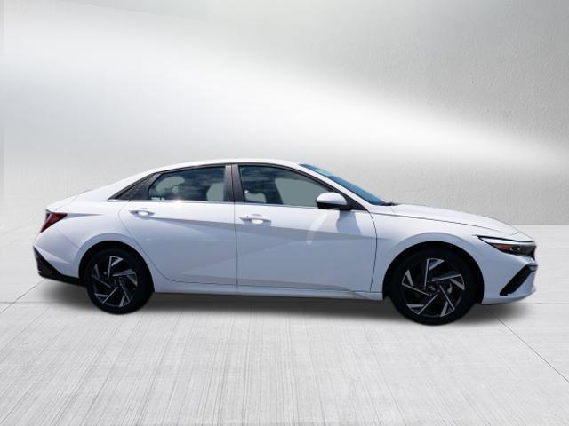 2025 Hyundai Elantra SEL Convenience photo 2