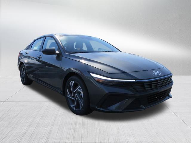 2025 Hyundai Elantra SEL Sport photo 2