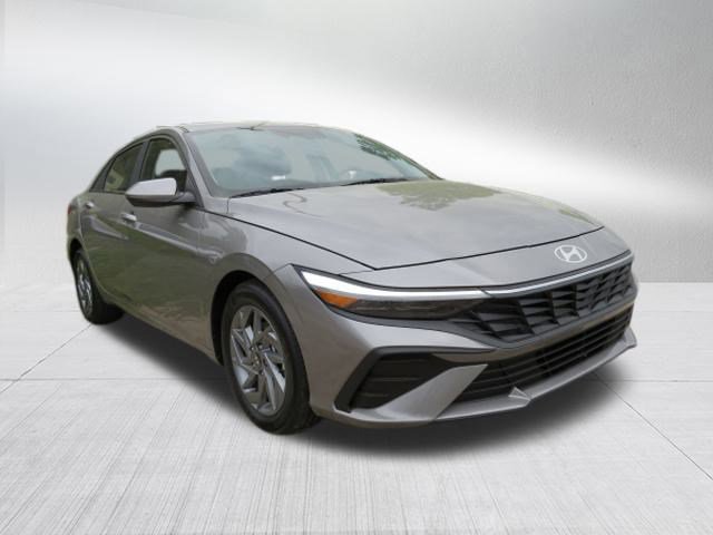 2024 Hyundai Elantra SEL photo 2