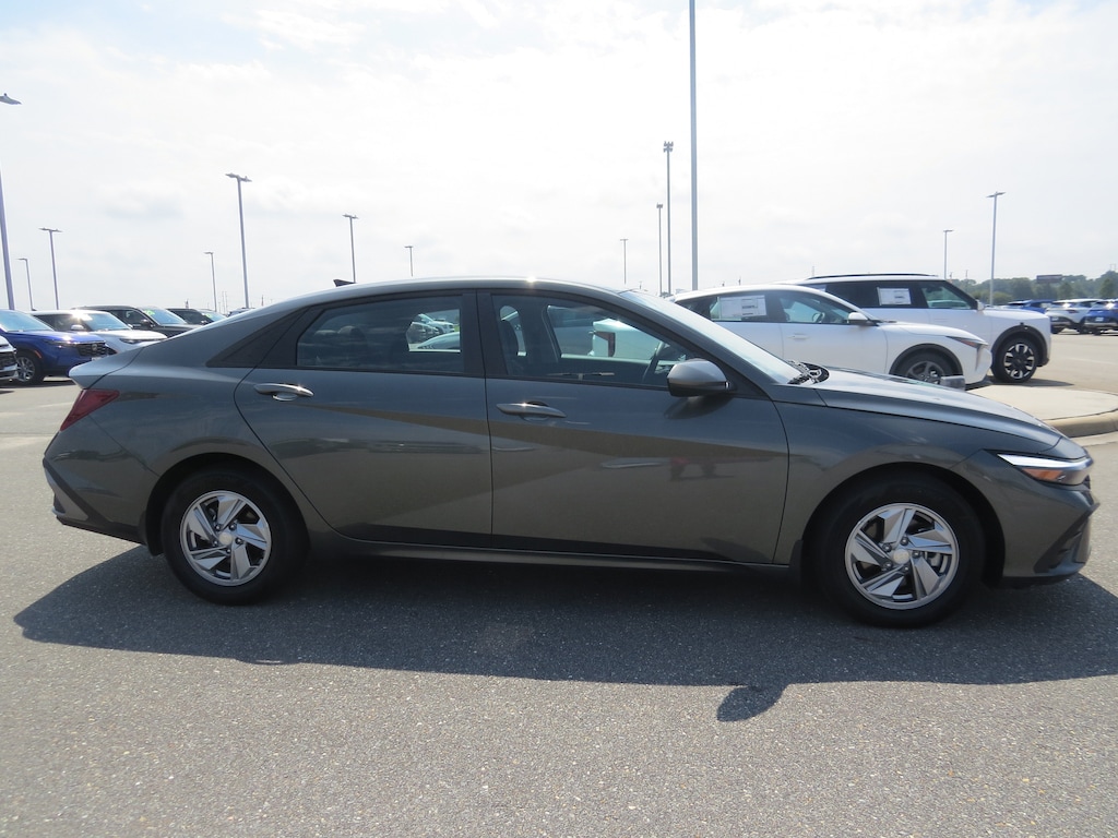 Used 2025 Hyundai Elantra SE Sedan