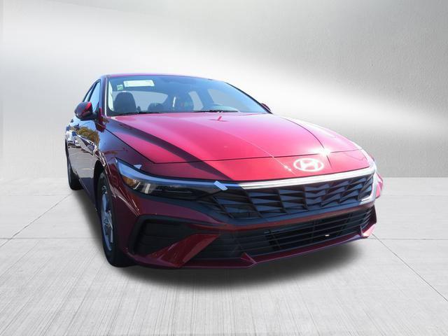 2025 Hyundai Elantra SE photo 2