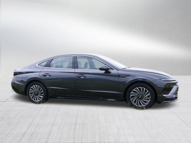 2025 Hyundai Sonata Hybrid SEL photo 2