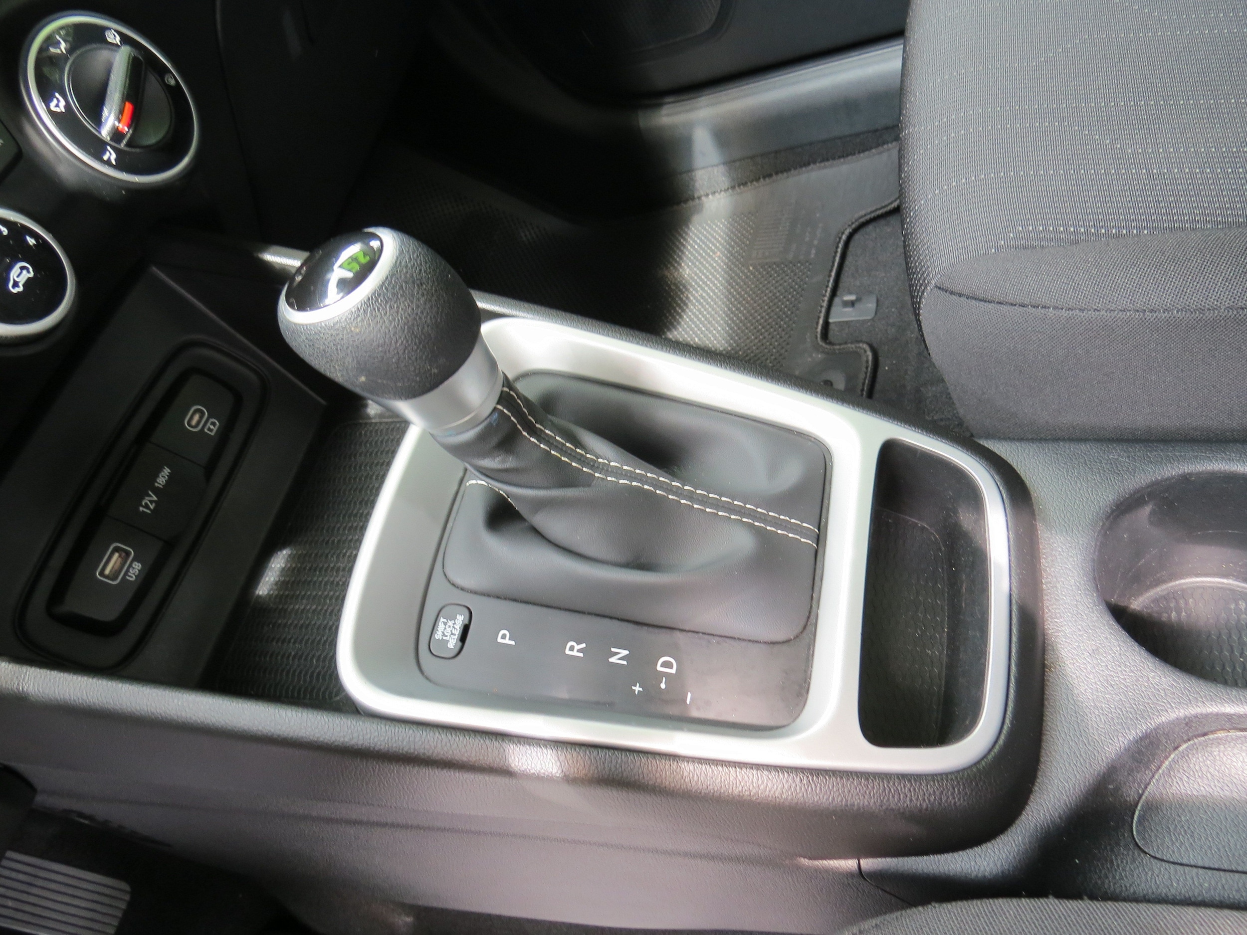 2025 Hyundai Venue SE - Photo 13