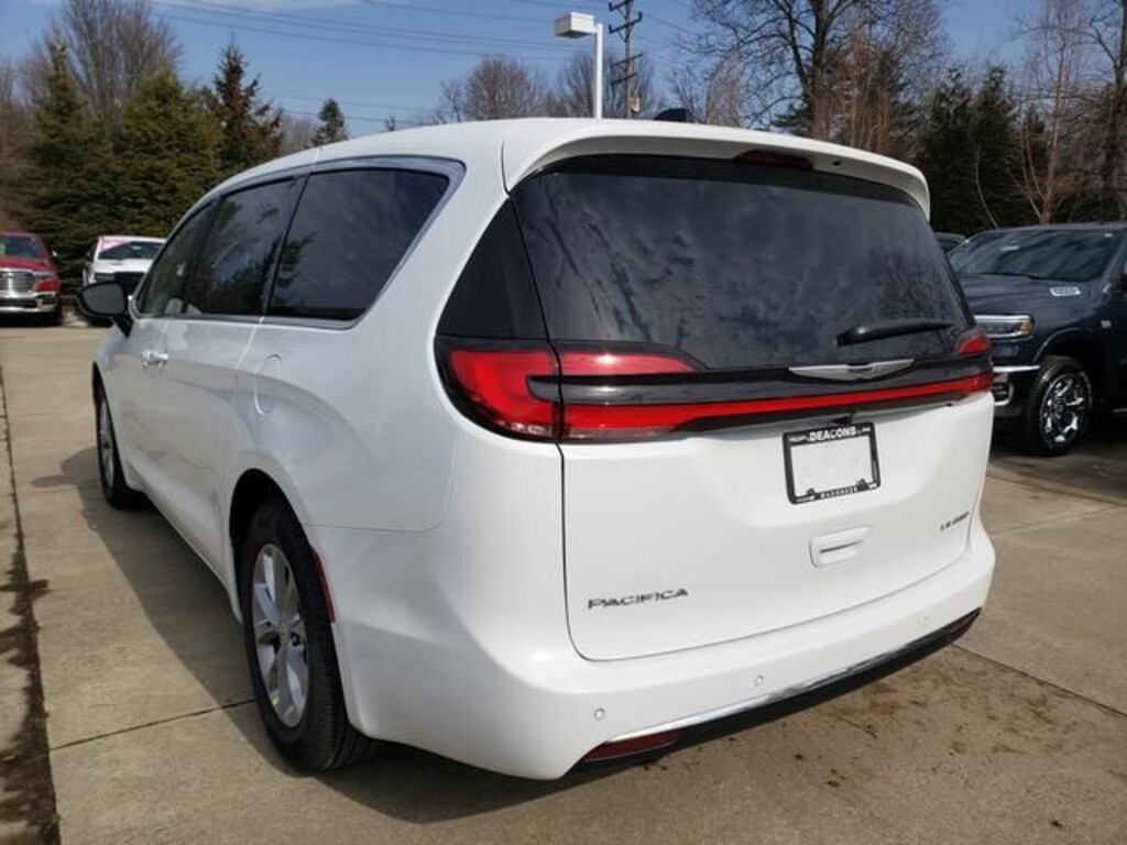New 2026 Chrysler Pacifica Limited Minivan/Van