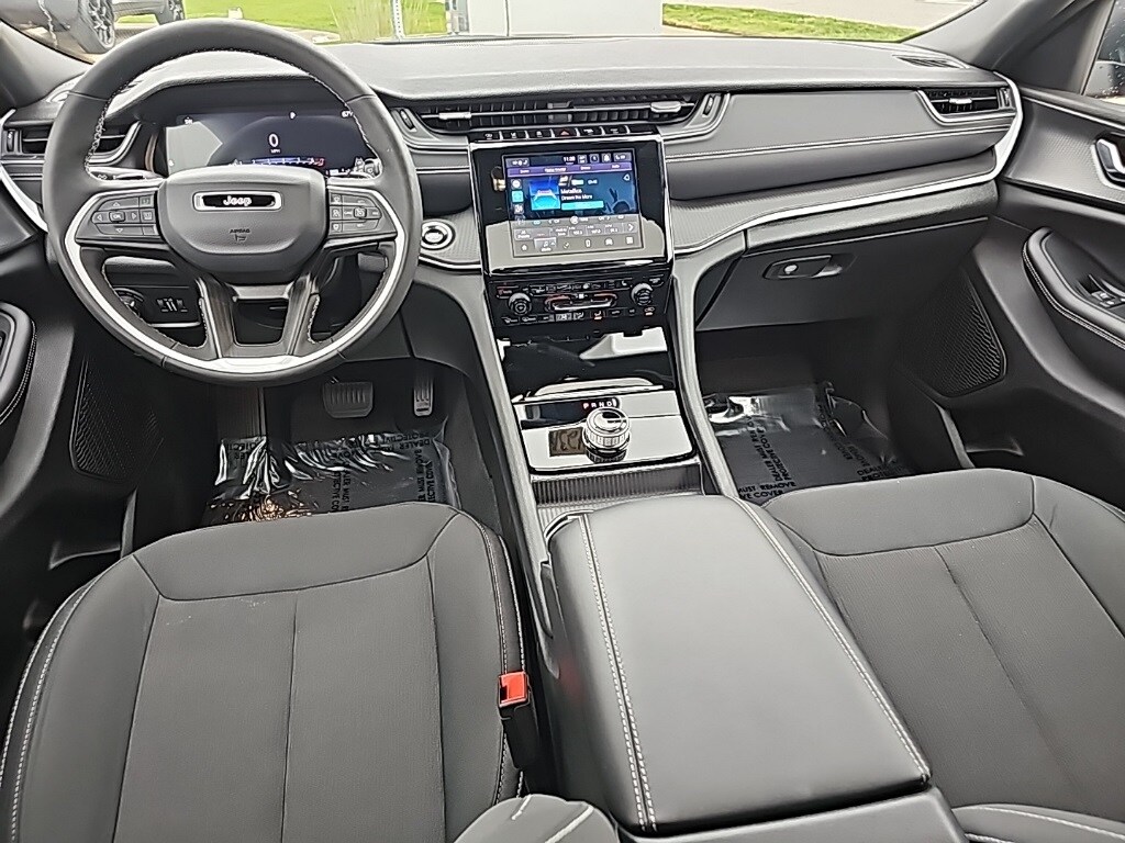 2024 Jeep Grand Cherokee Laredo photo 2