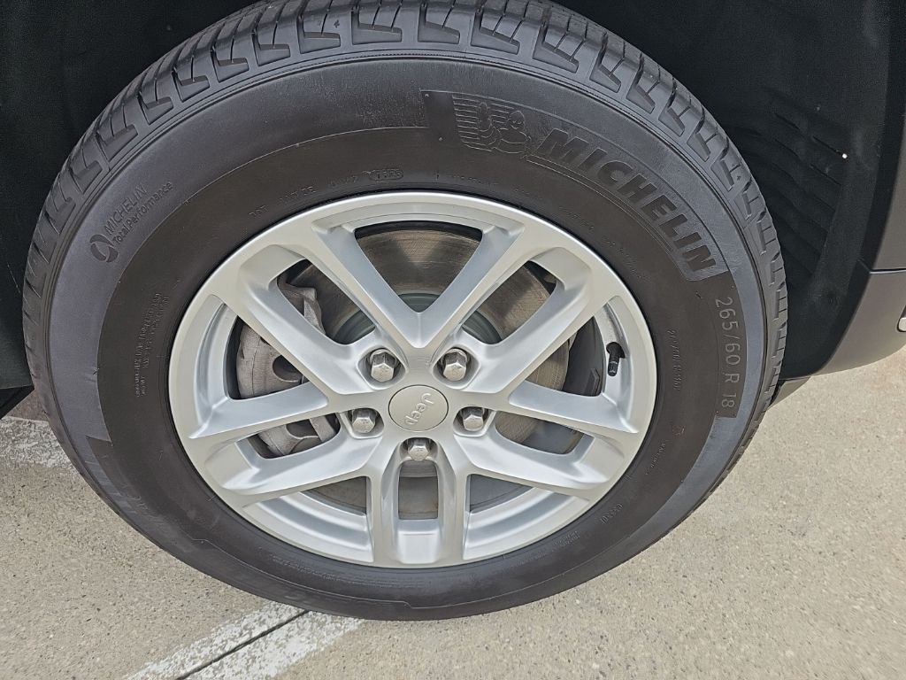 Certified 2025 Jeep Grand Cherokee L Laredo SUV