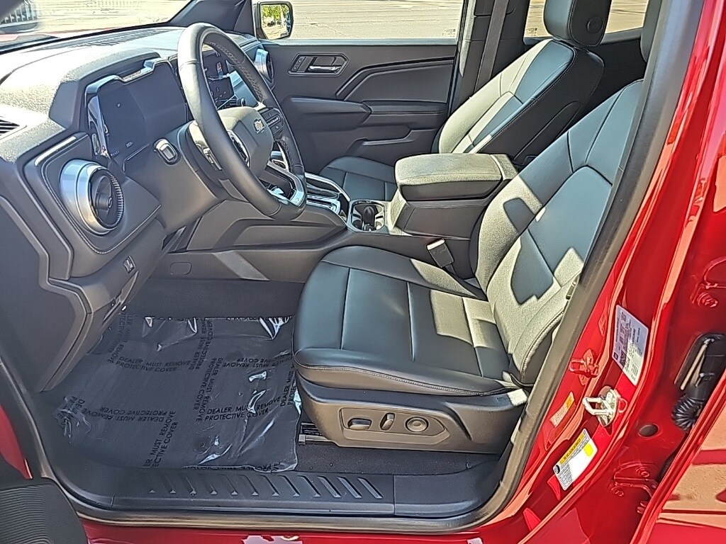 2023 Chevrolet Colorado LT photo 2